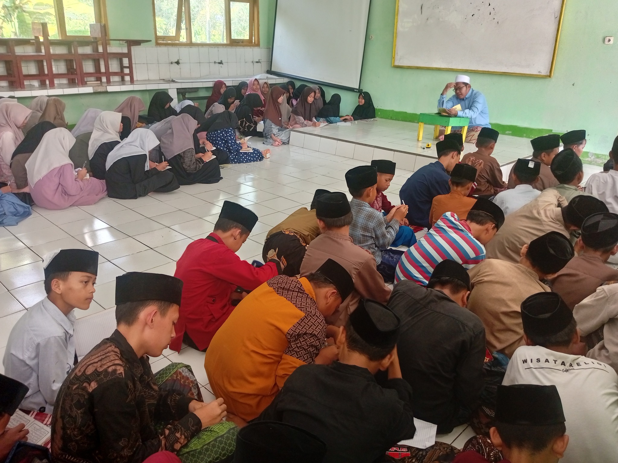 Santri mengaji